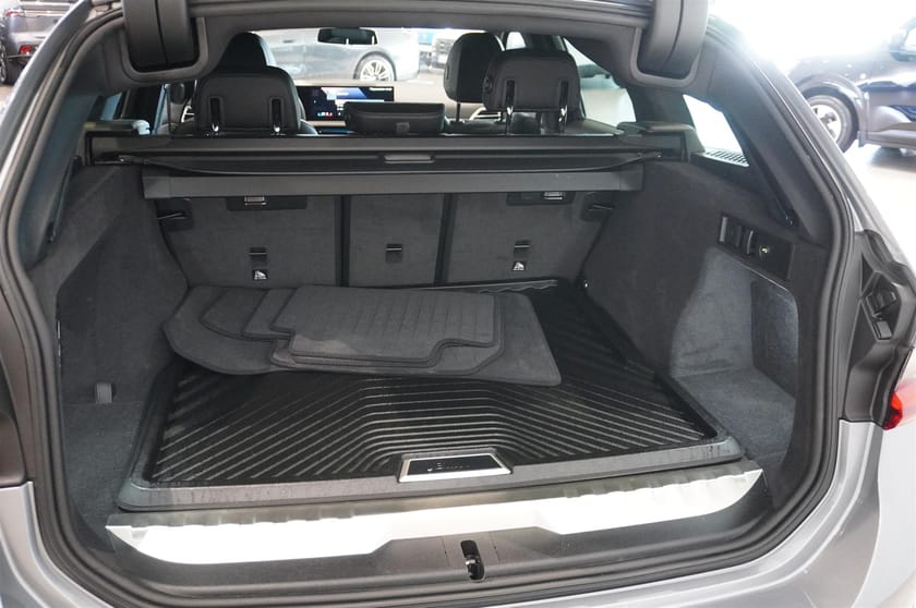 Bild 4 av BMW 330e xDrive Touring M-Sport Drag Fartpilot HiFi