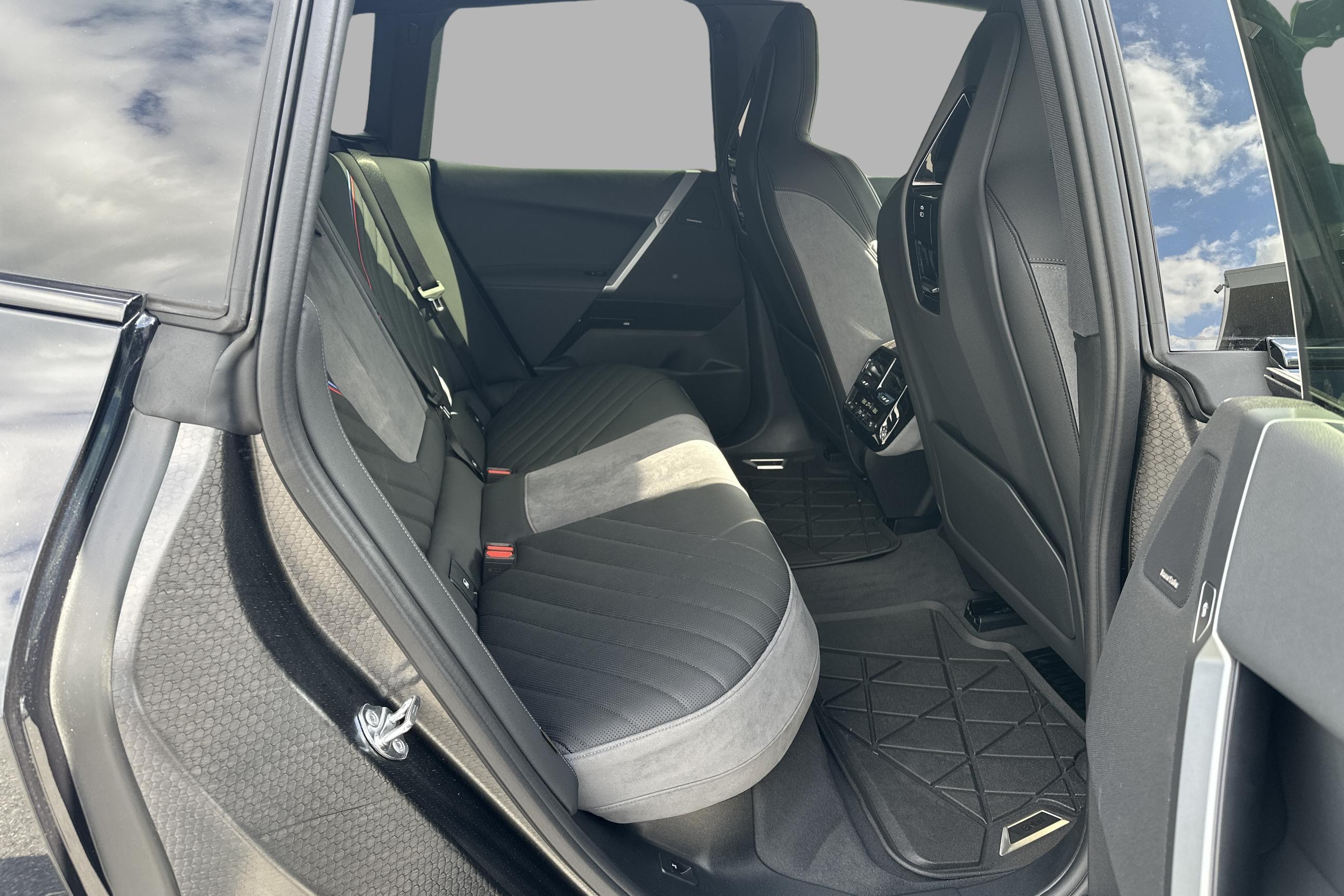 BMW iX xDrive60, 544ps, 2026