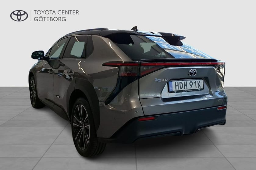 Bild 3 av Toyota bZ4X AWD EXECUTIVE 20 ALUFÄLGAR PANORAMAGLASTAK BI-TONE