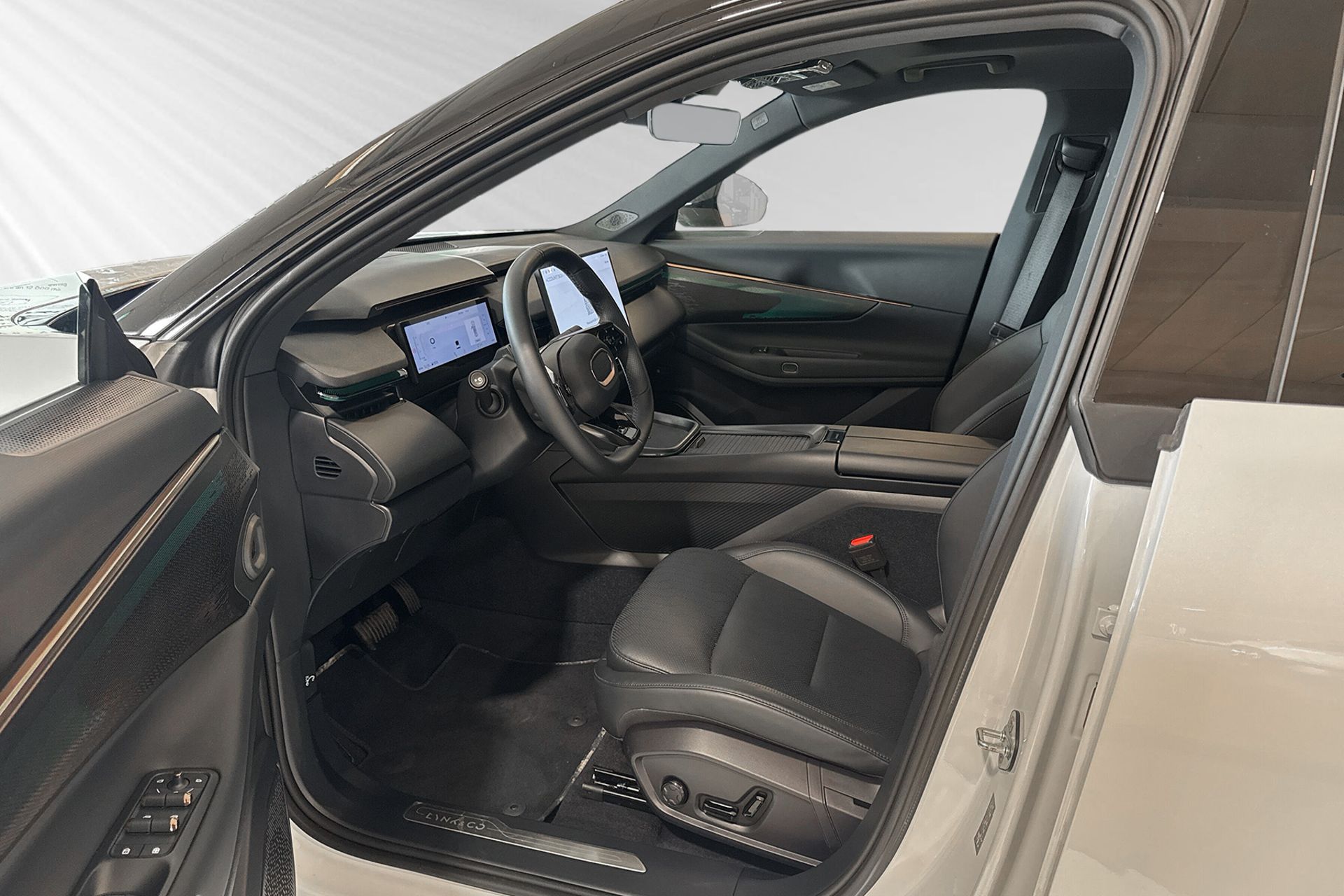 Lynk & Co 08 PHEV 2025, bild 6/10