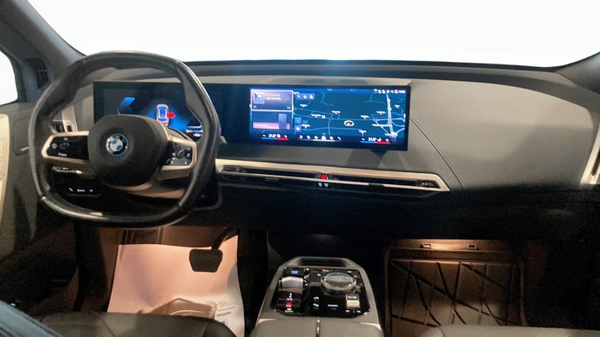 Bild 4 av BMW iX xDrive50 Innovation / Sport pkt / Drag / Harman Kardon