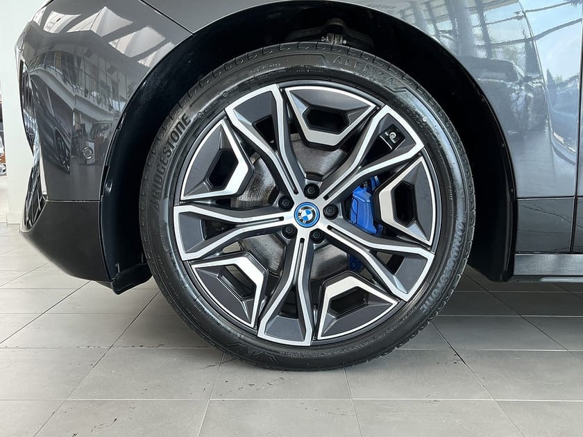 Bild 4 av BMW iX xDrive40 4,95 ränta Sportpaket Innovation 22" H/K Drag