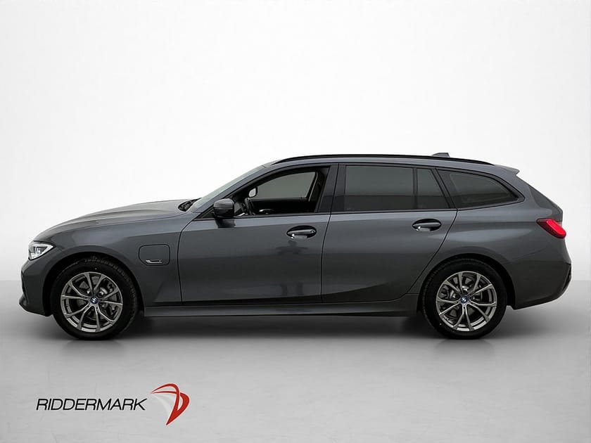 Bild 4 av BMW 330e xDrive Touring Sport line Laser Cockpit HUD Navi