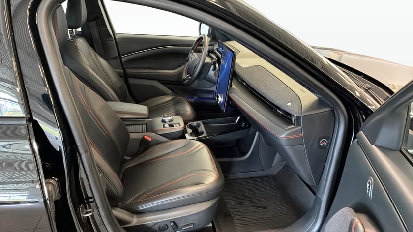 Bild 3 av Ford Mustang Mach-E Long Range AWD Range|55mil|teknik+|351hk|360-kamera|