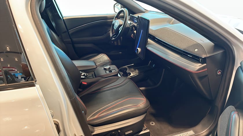 Bild 3 av Ford Mustang Mach-E Standard Range AWD SR 269hp | Teknikpaket + | 360° kamera |