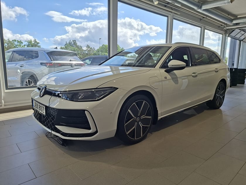 Bild 1 av Volkswagen Passat Variant eHybrid 272 DSG6 R-Line Drag/Värmare