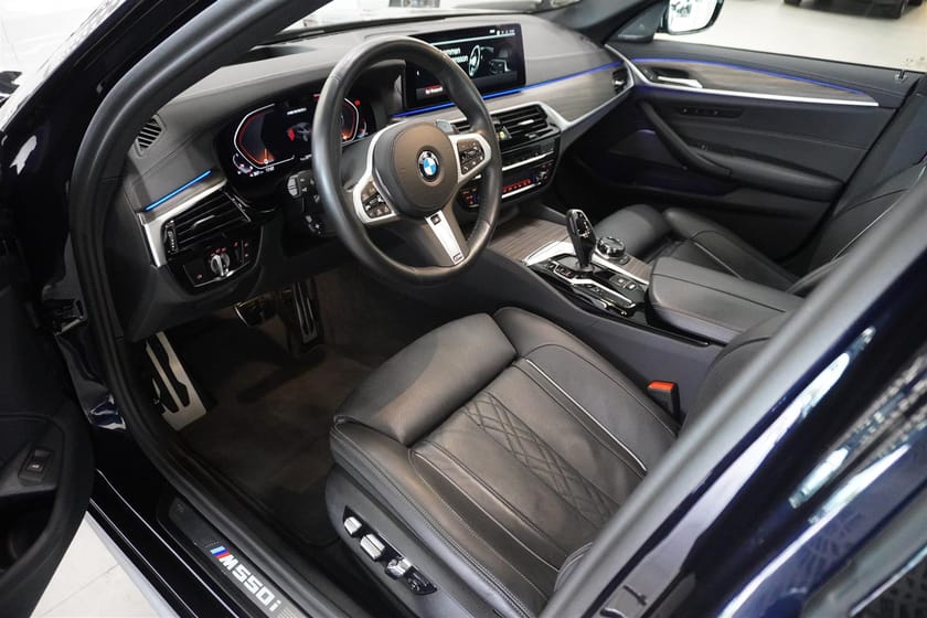 Bild 2 av BMW M550i xDrive Sedan Ultimate Edition Glastak Drag 20-Tum
