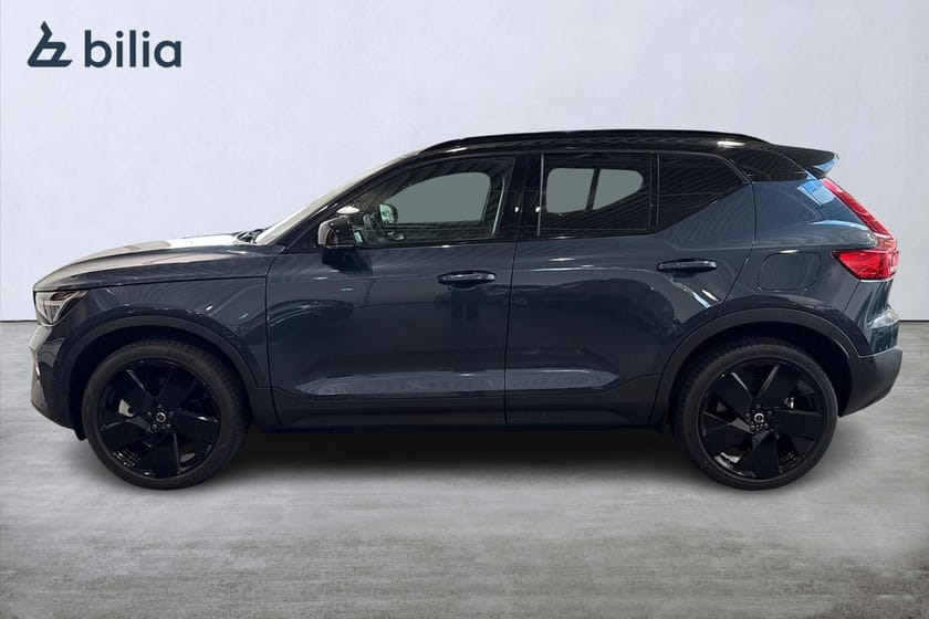 Bild 3 av Volvo EX40 Twin Motor Performance UltraBlackSE Mörkt tonade rutor Strålkastare Pixel Tech Panoramaglastak Parkeringskamera 360 HarmanKardon