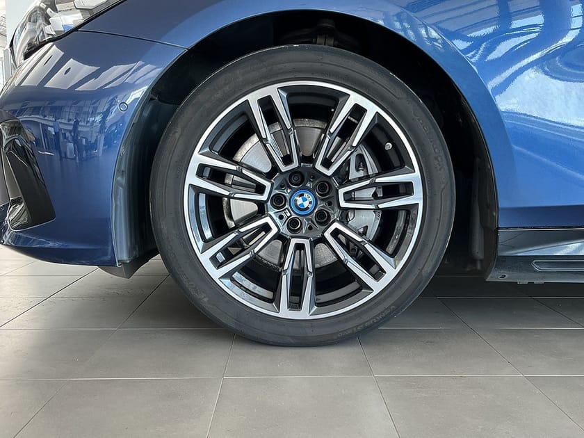 Bild 4 av BMW i5 eDrive40 Sedan M Sport Drag Rattvärme Drive/Park Assist