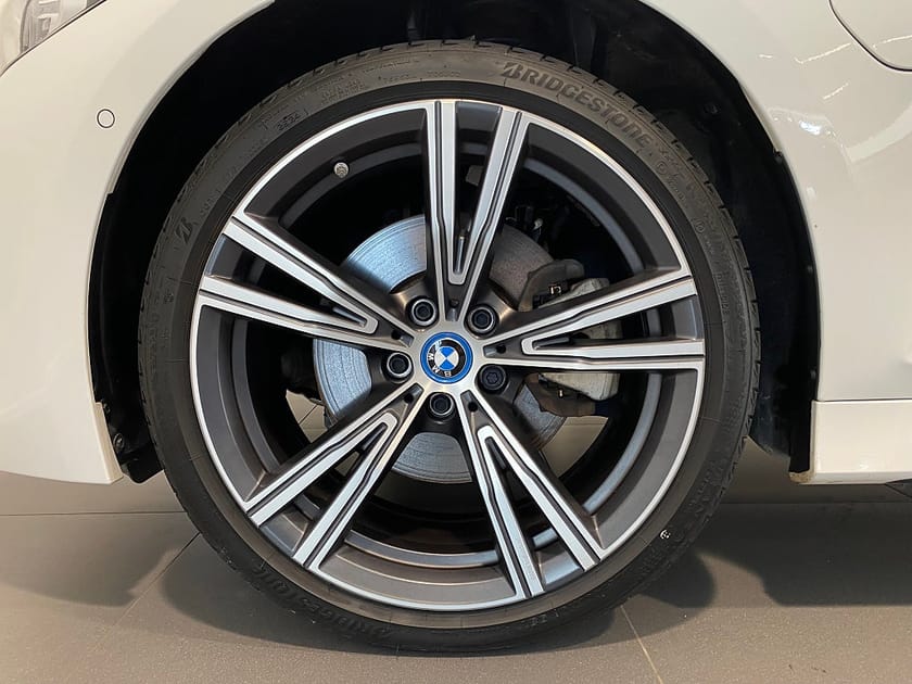 Bild 3 av BMW 330e xDrive Sedan