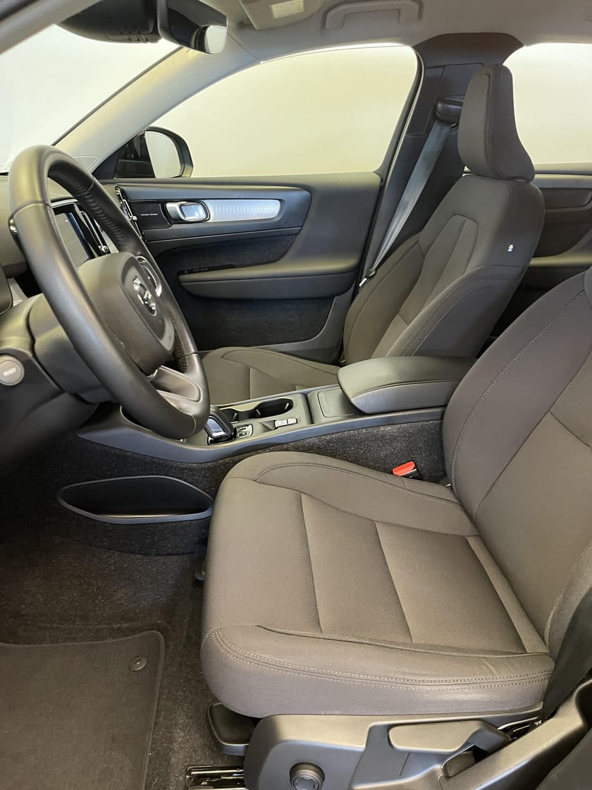 Bild 5 av Volvo XC40 B4 FWD Bensin Momentum Advanced SE / Navigation / Backkamera /