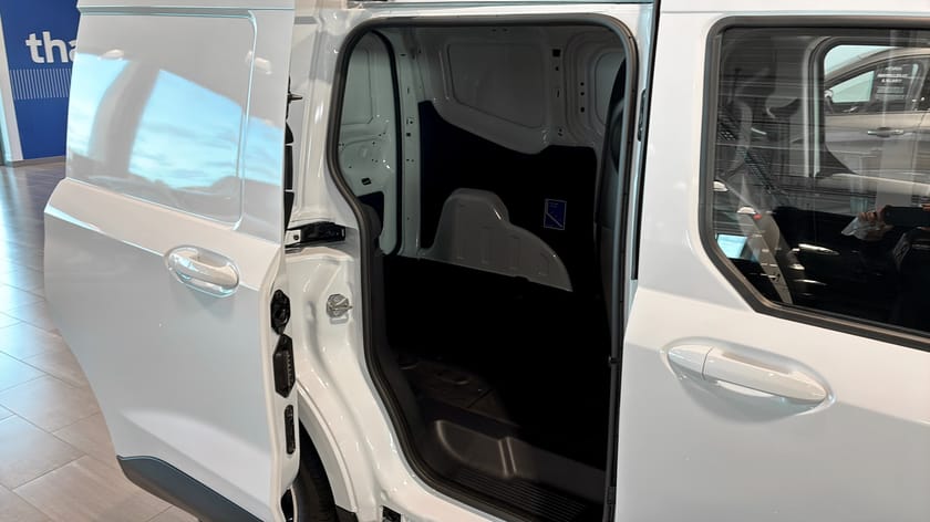 Bild 5 av Ford E-Transit Courier Räckvidd 287KM / Skåp Limited 136Hk / Årsskatt 360kr