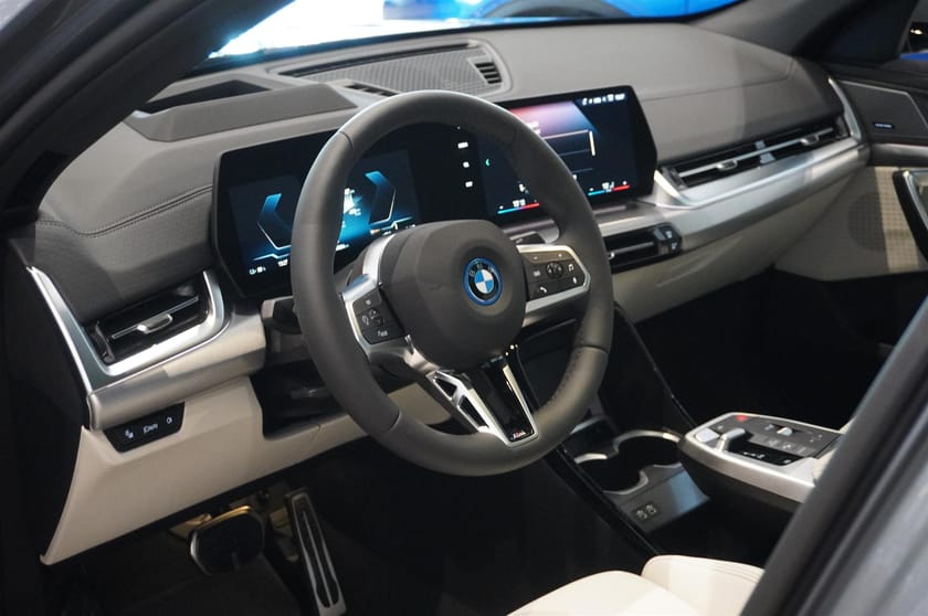Bild 2 av BMW iX2 eDrive20 M-Sport Pro Drag DAP Panorama Elstol HUD hk