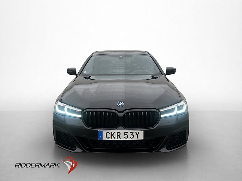 Bild 2 av BMW 545e xDrive Sedan M Sport Cockpit HUD HiFi Kamera Navi