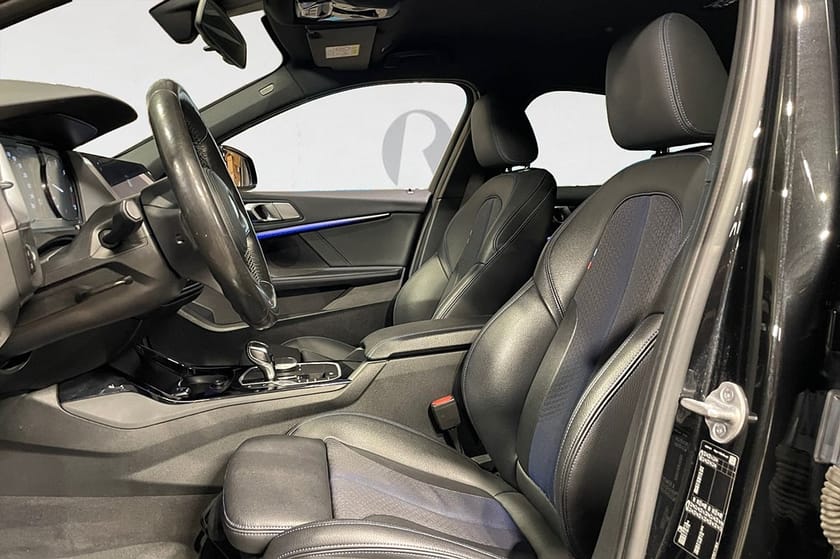 Bild 3 av BMW 118d 150 HK AUT M-SPORT PDC HiFi RATTVÄRME 0.40L/MIL 17"