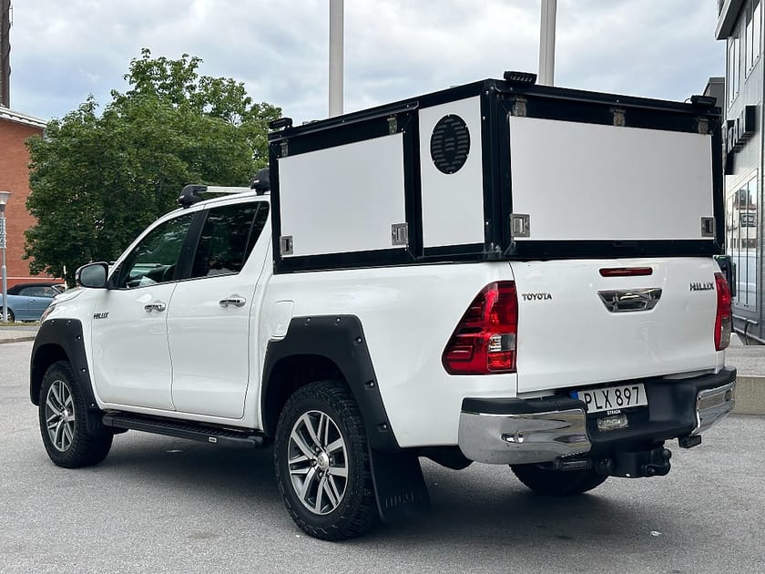 Bild 5 av Toyota Hilux Dubbelhytt 2.4 AWD | Hundkåpa | Extraljus | Frontbåge | Takräcken