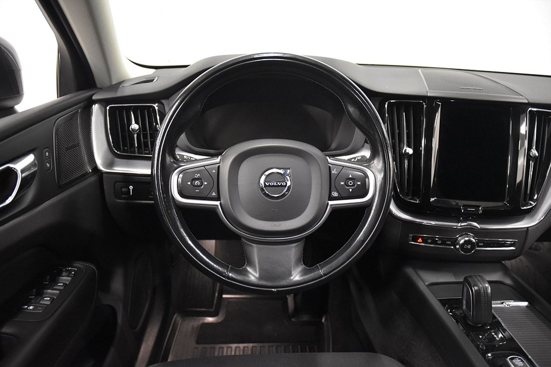 Volvo XC60 2021, photo 2/10