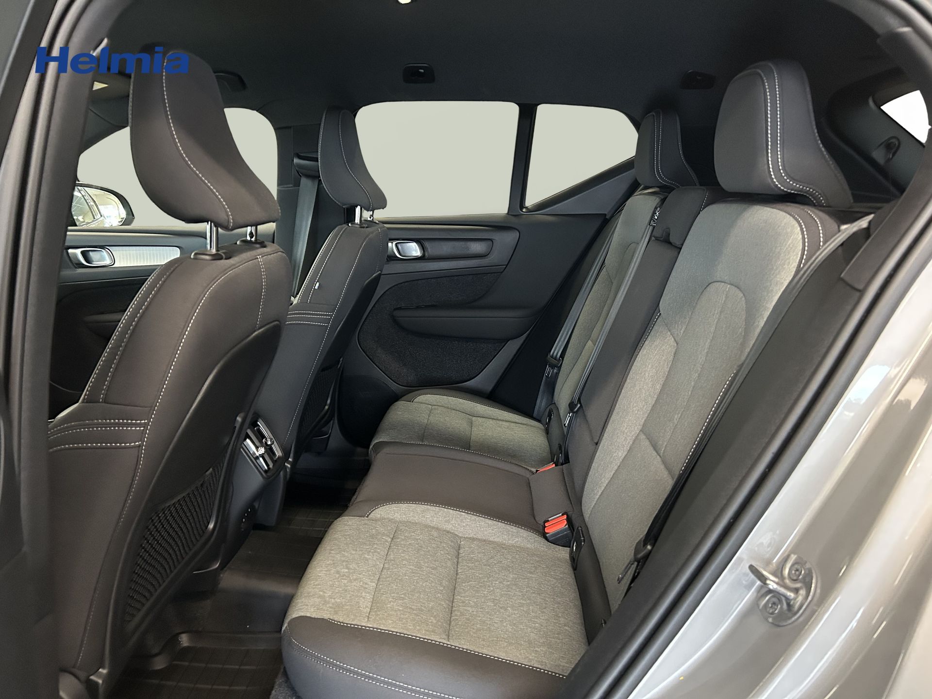 Volvo XC40 B3 FWD Bensin Plus Dark 2025, photo 7/10