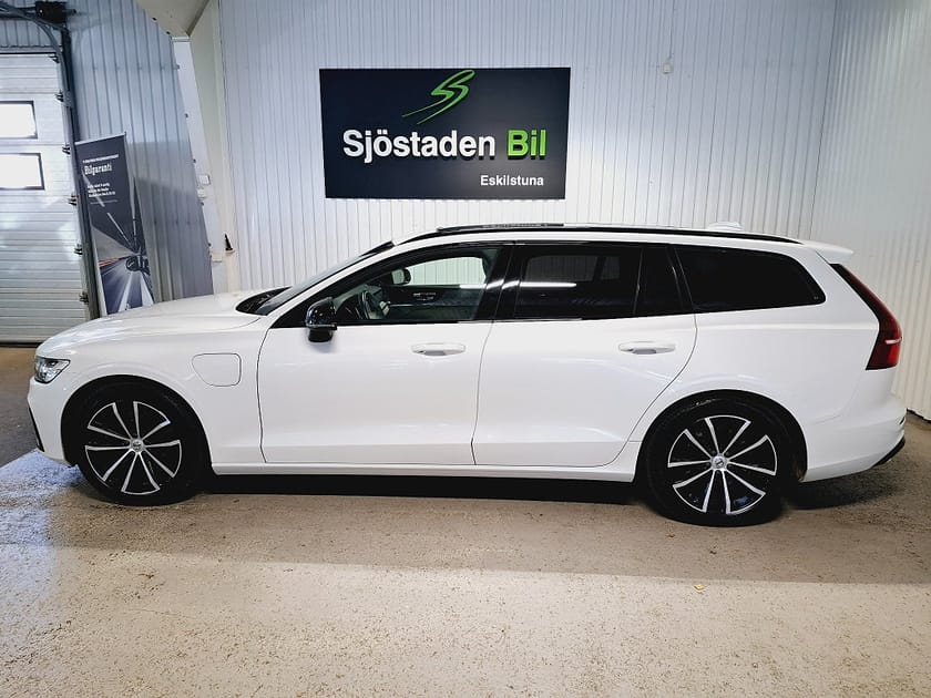 Bild 3 av Volvo V60 T6 AWD R-Design 350 Plus Dark  Värm/Pano/H&K Drag