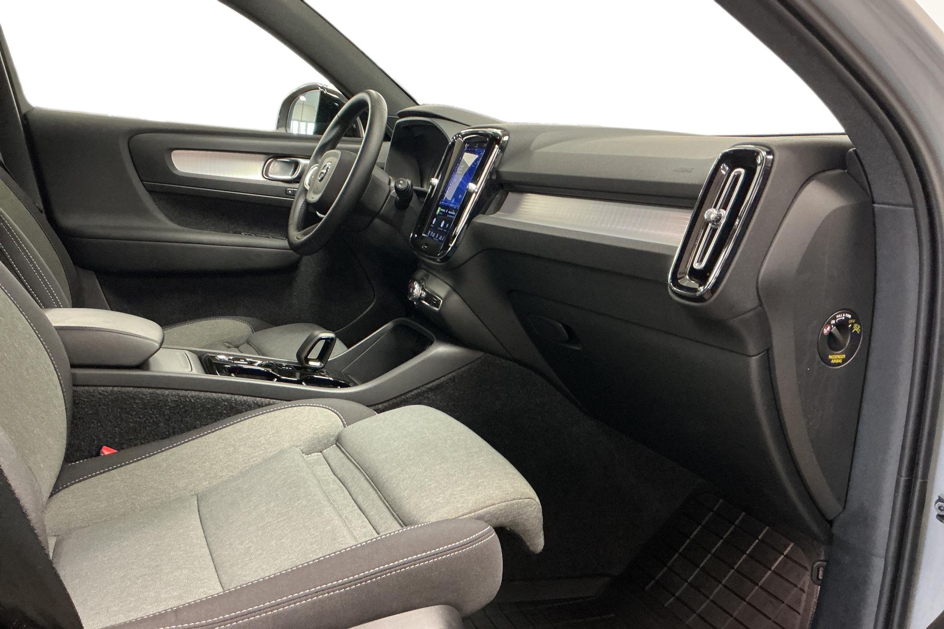 Volvo XC40 B3 FWD Bensin Plus Dark 2025, bild 7/10
