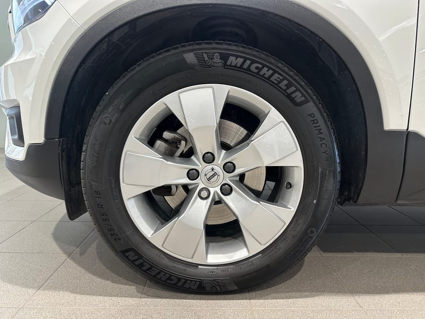 Bild 4 av Volvo XC40 B4 FWD Bensin Momentum Advanced SE/ Parkeringssensor fram/bak/ Backkamera