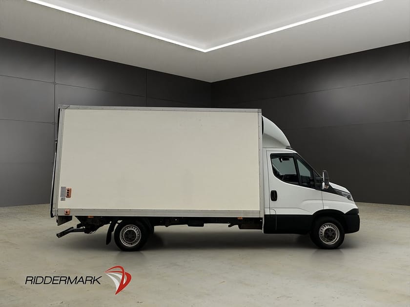 Bild 2 av Iveco Daily 35-170 Chassis Cab 350 BAKGAVELLYFT Värmare B-Kamera 3-Sits Moms