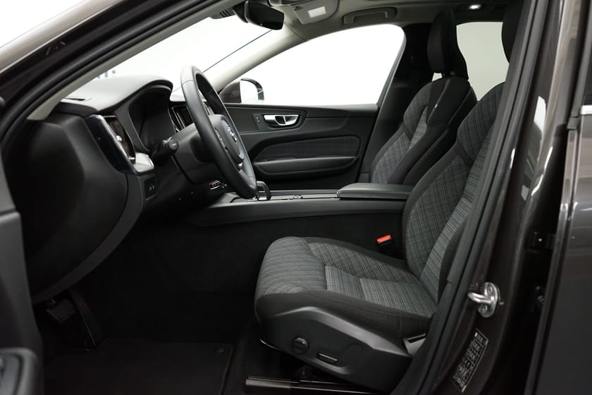 Bild 5 av Volvo XC60 Recharge T6 Core Edition, Taklucka, Dragkrok, Parkeringskamera bak