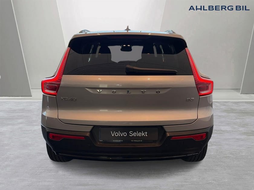 Bild 4 av Volvo XC40 B3 FWD Bensin Plus Dark. Backkamera, Navi, Adaptiv farthållare,  Programmerbar bränslevärm,  Rattvärme