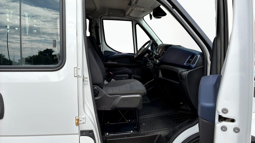 Bild 3 av Iveco Daily 35-180 Chassis Cab Dubbelhytt Flakbil
