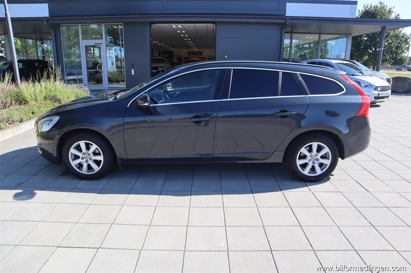 Bild 1 av Volvo V60 T4 180hk Aut Momentum Svensksåld