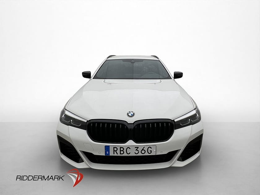 Bild 2 av BMW 530e xDrive Touring 292hk M Sport Kamera Ambient Cockpit Drag