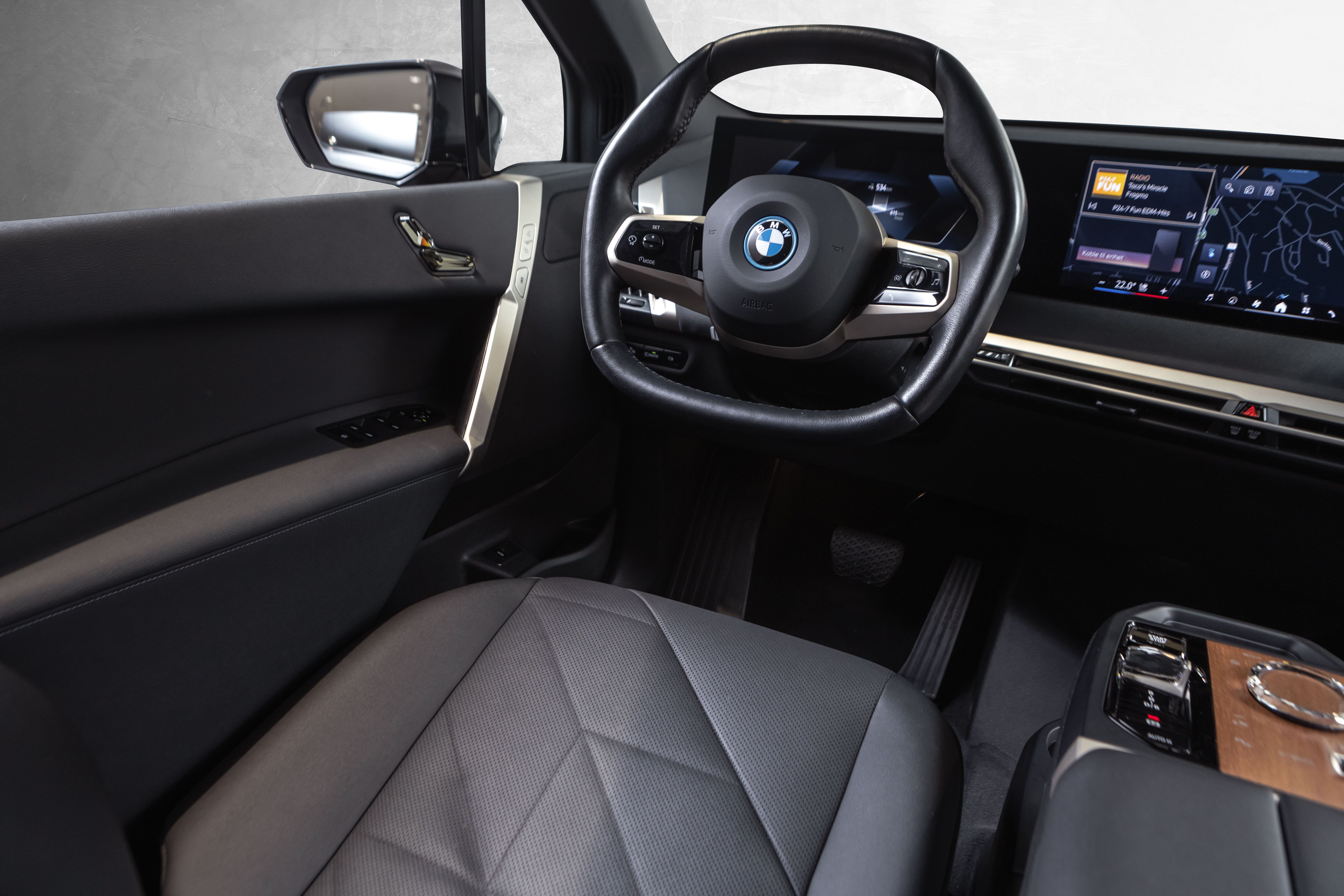 BMW iX xDrive50, 524hp, 2024