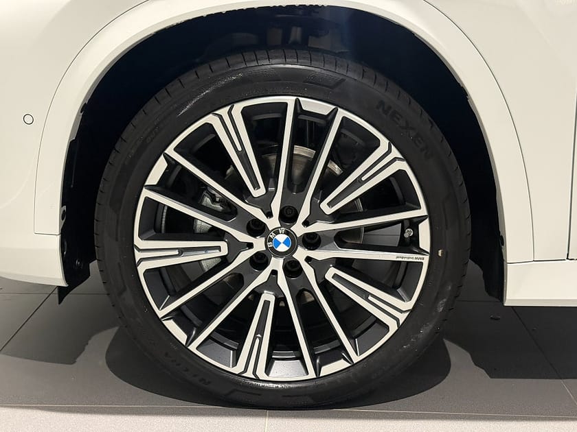 Bild 5 av BMW iX1 eDrive20 M Sport Active Edition Drag Rattvärme 20"
