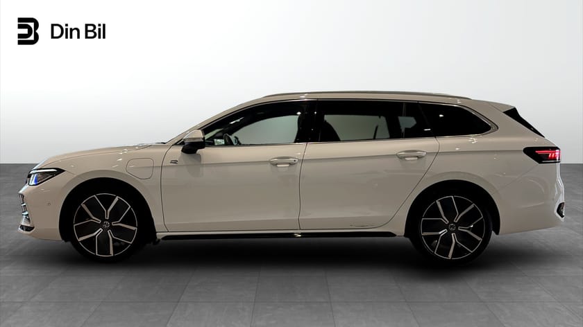 Bild 2 av Volkswagen Passat Variant eHybrid R-LINE 272 hk Drag/Värmare/Panoram