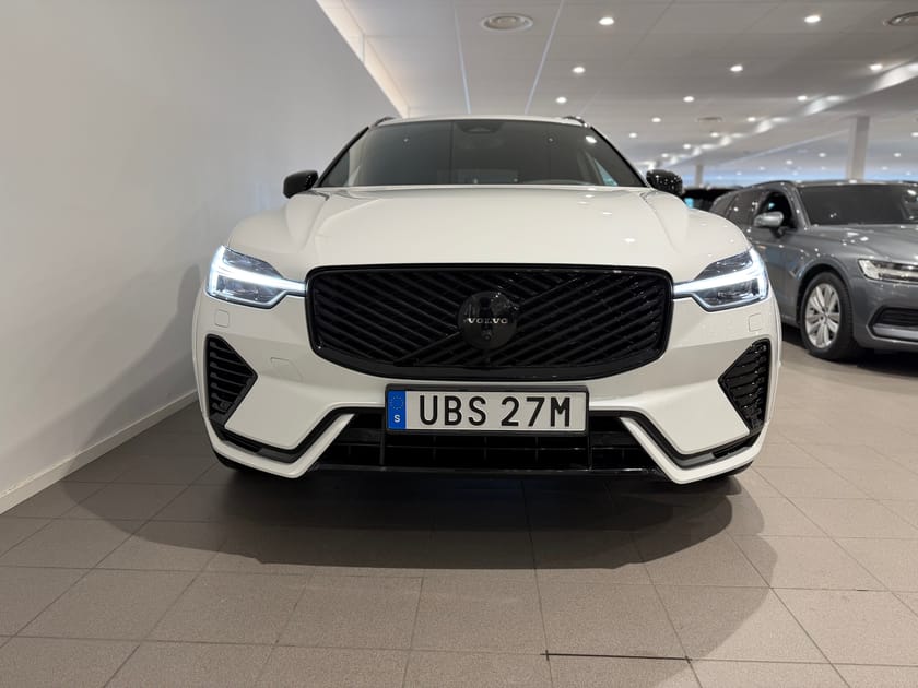 Bild 2 av Volvo XC60 T6 Plus Black Nordic Edition / 360 kamera / Panorama tak / Minnesstol / Dragkrok / 10 000kr tillbehör /