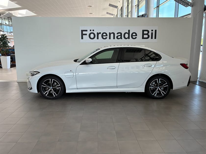 Bild 3 av BMW 330e Sedan M Sport Drag HiFi Rattvärme Park Assist