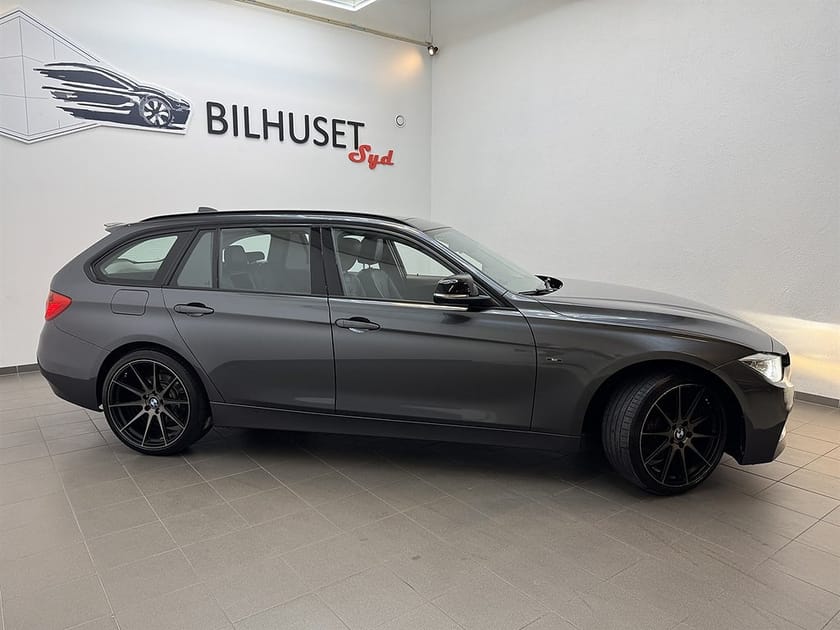 Bild 2 av BMW 328i xDrive Touring 328 245hk Sportline Pano/HK/Navi/Läder/M-ratt/Krok/19"Fälga