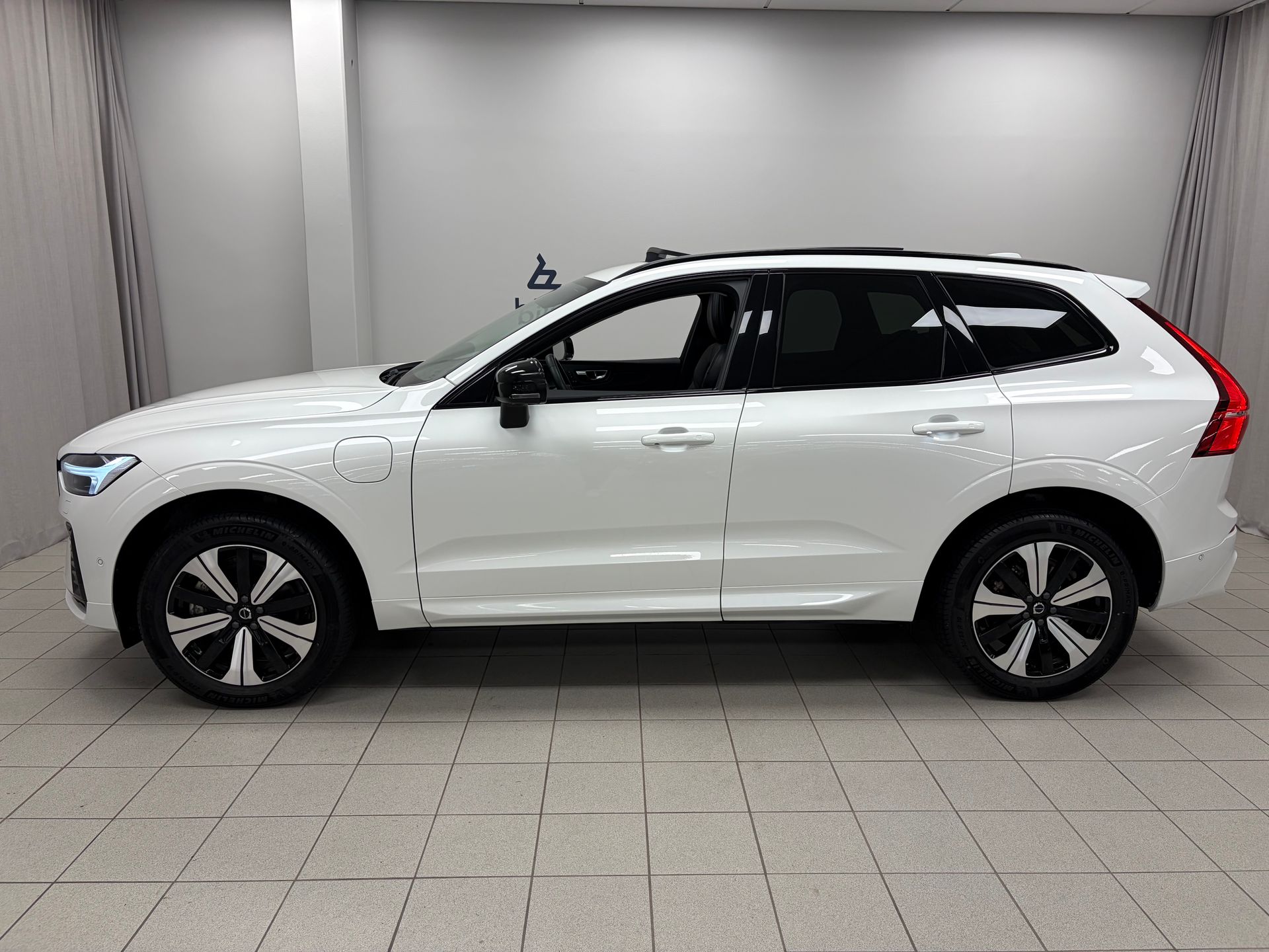 Volvo XC60 T6 Plus Dark 2025, bild 2/10