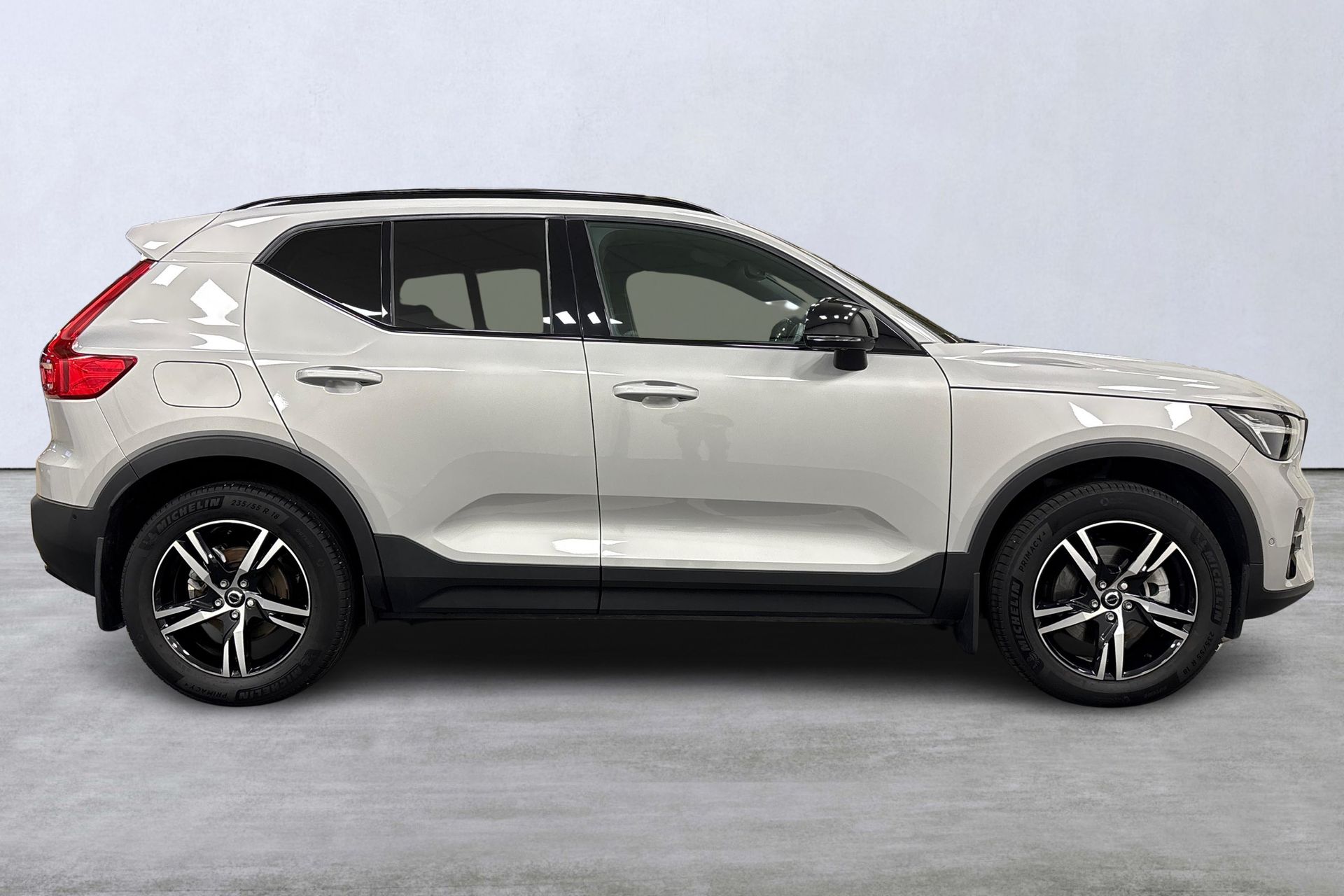 Volvo XC40 B3 FWD Bensin Plus Dark 2025, photo 3/10