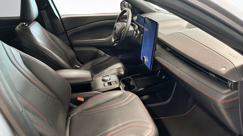 Bild 3 av Ford Mustang Mach-E Standard Range AWD / 360-kamera