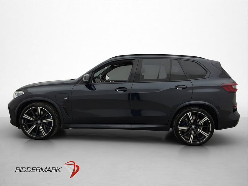 Bild 1 av BMW X5 xDrive45e iPerformance M Sport B&W Pano Luftfj 360°  Laser Drag