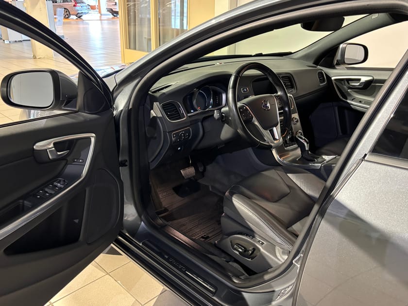Bild 4 av Volvo V60 D4 AWD Classic Summum | Värmare | Dragkrok |