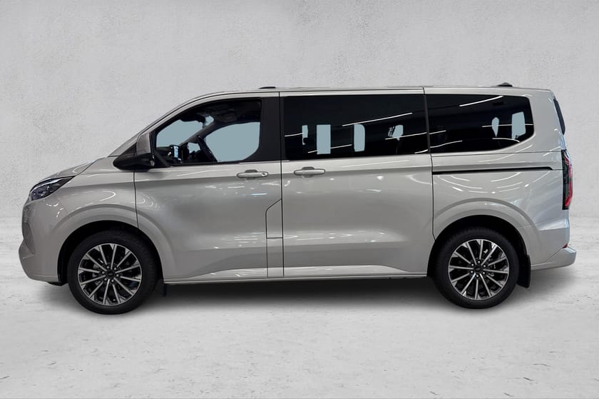 Bilde 2 av Ford E-Tourneo Custom 340 8-seter L1/286hk/Titanium X/360/AGR førerseter/Krok++