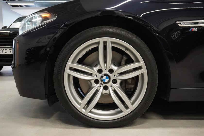 Bild 3 av BMW 550i xDrive Sedan Aut M-Sport Taklucka H K HUD Kamera Drag