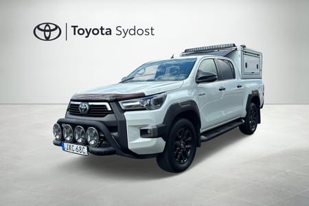 Toyota Hilux Dubbelhytt 2.8 4WD Invincible Drag Automat Navigation Backkamera Värmare Skinn Kåpa mm.