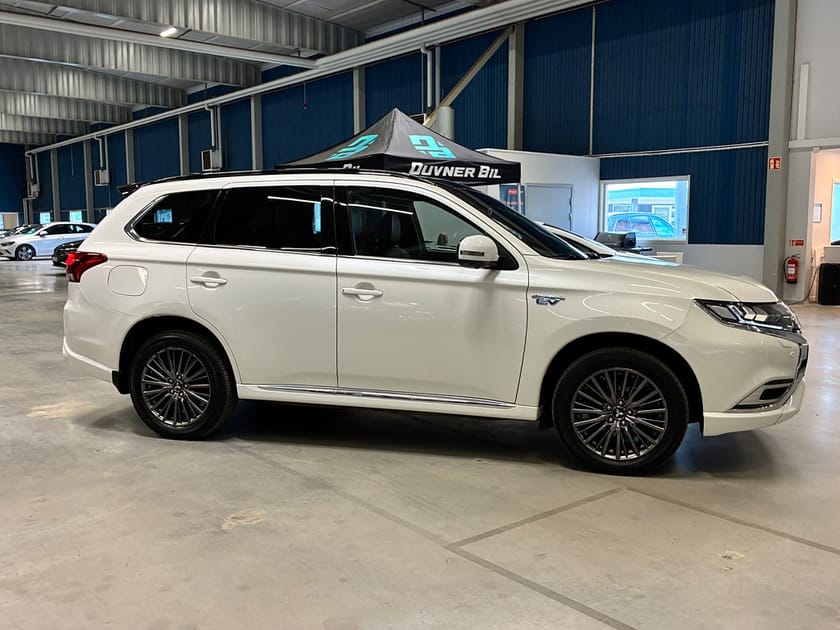 Bild 2 av Mitsubishi Outlander PHEV CVT S-Edition | Skinn | 360 | Drag | Pano
