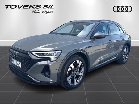 Audi Q8 50 e-tron quattro / Svart Optik / 20"