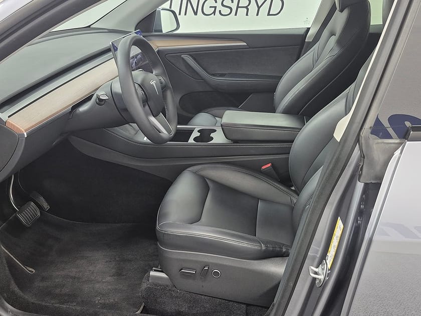 Bild 2 av Tesla Model Y Standard Range RWD 299HK Läder Panorama