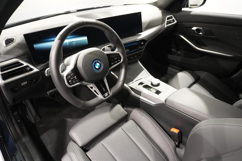 Bild 4 av BMW 330e xDrive Touring M Sport Active Edt. Drag Fartpilot HiFi