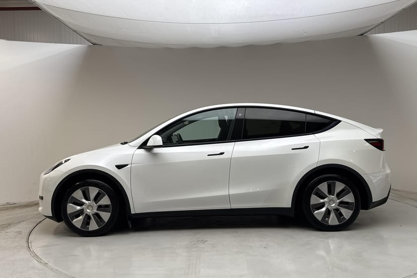 Bild 2 av Tesla Model Y Standard Range RWD Dragkrok Vinterhjul